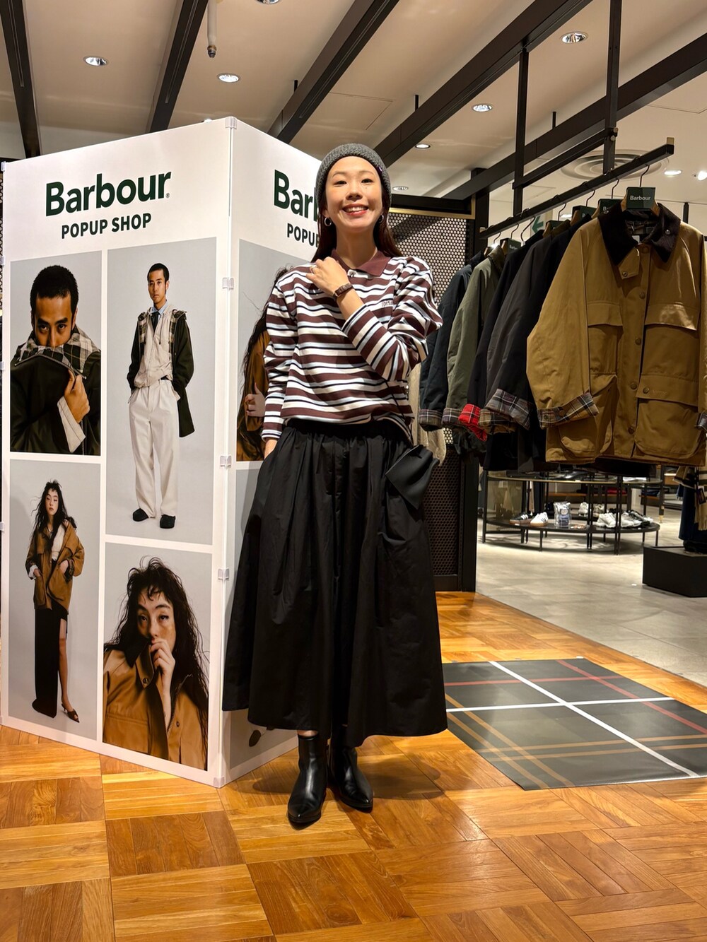 ホワイト系のスカート、ベージュ系のブーツ、グレー系のニットキャップ/ビーニーを着用したレディースの秋コーディネートの3枚目の写真