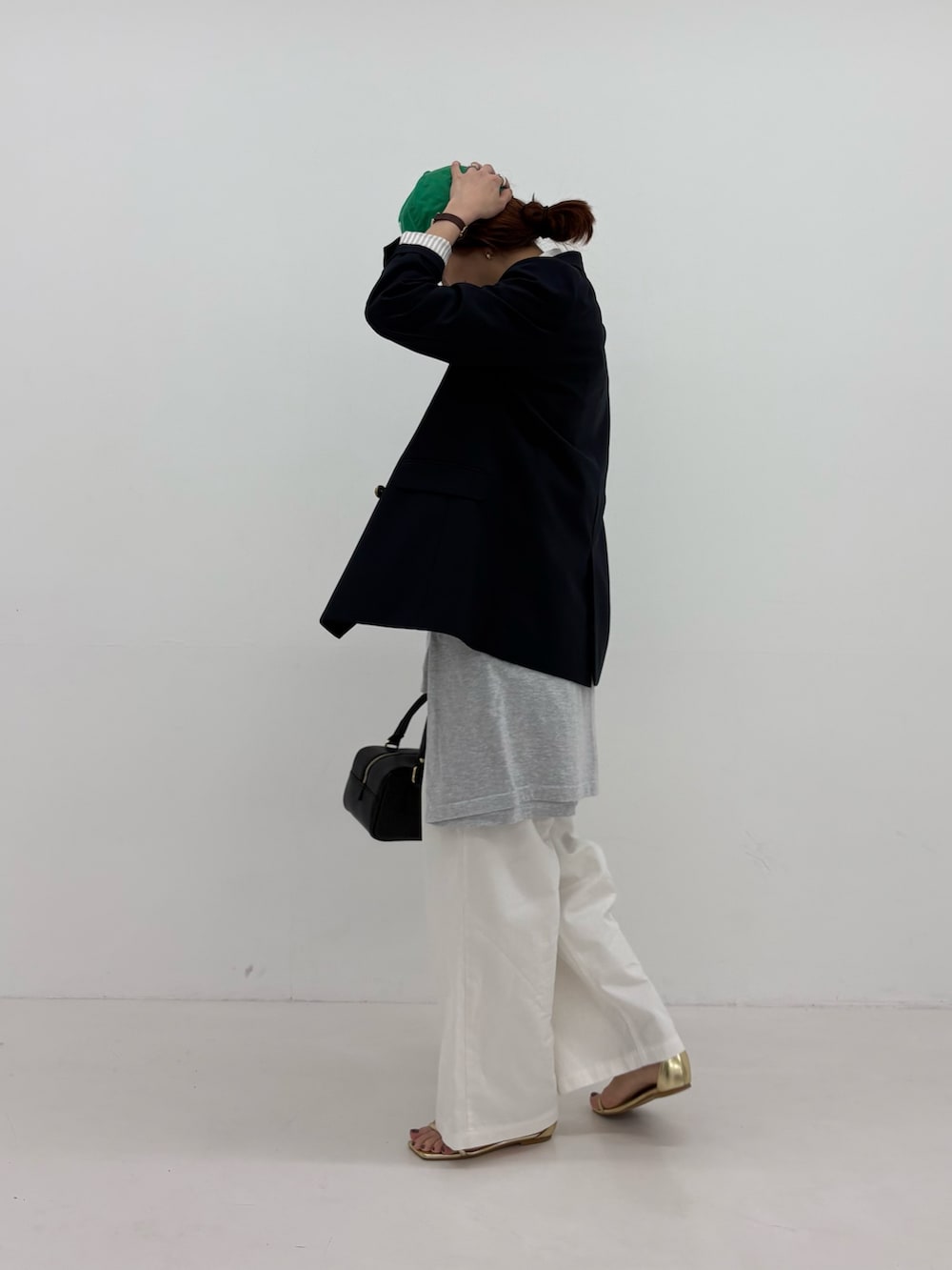 ブルー系のその他アウター、ベージュ系のシャツ/ブラウス、グレー系のTシャツ/カットソーを着用したレディースの春コーディネートの5枚目の写真