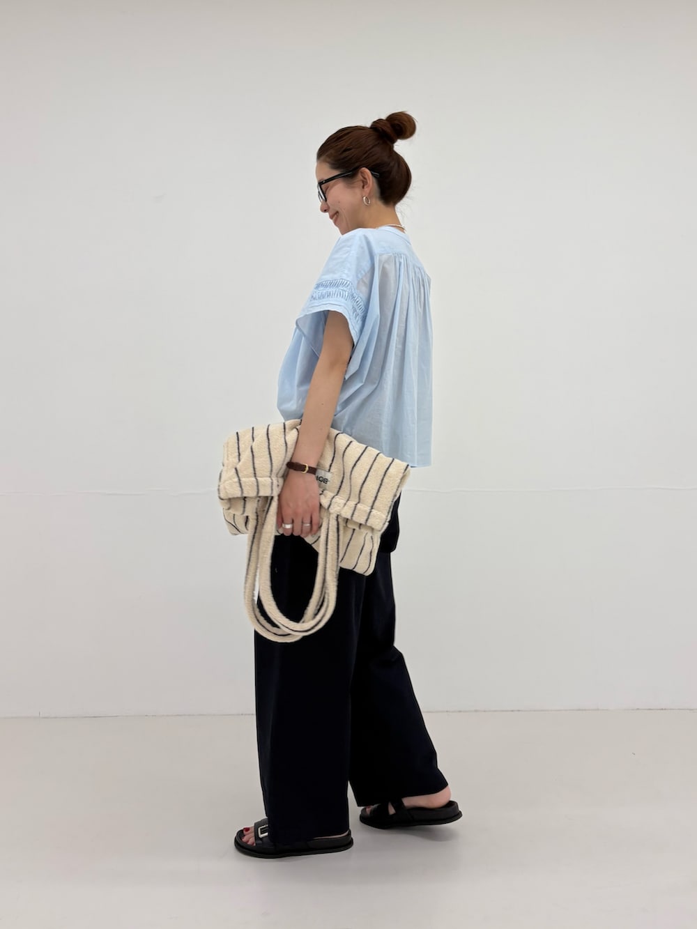 ブルー系のシャツ/ブラウス、ブルー系のその他パンツ、ブラック系のサンダルを着用したレディースの春コーディネートの3枚目の写真