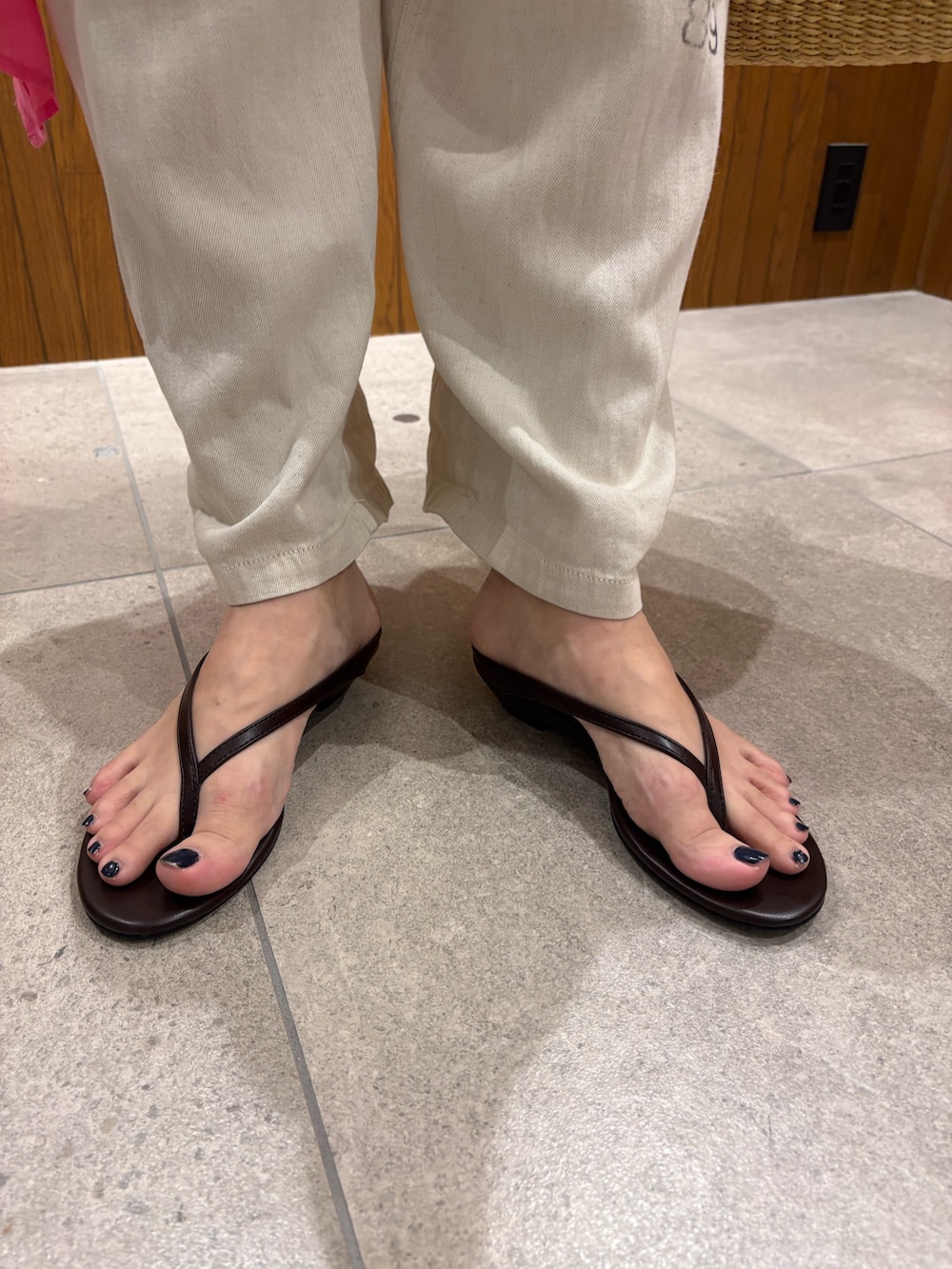 ベージュ系のその他パンツ、ベージュ系のかごバッグ、ブラウン系のサンダルを着用したレディースの夏コーディネートの8枚目の写真