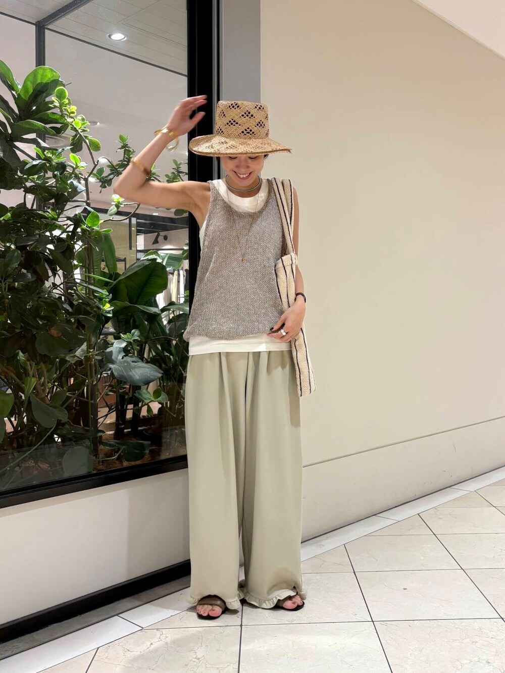 ホワイト系のその他パンツ、グレー系のニット/セーター、ホワイト系のタンクトップを着用したレディースの夏コーディネートの5枚目の写真