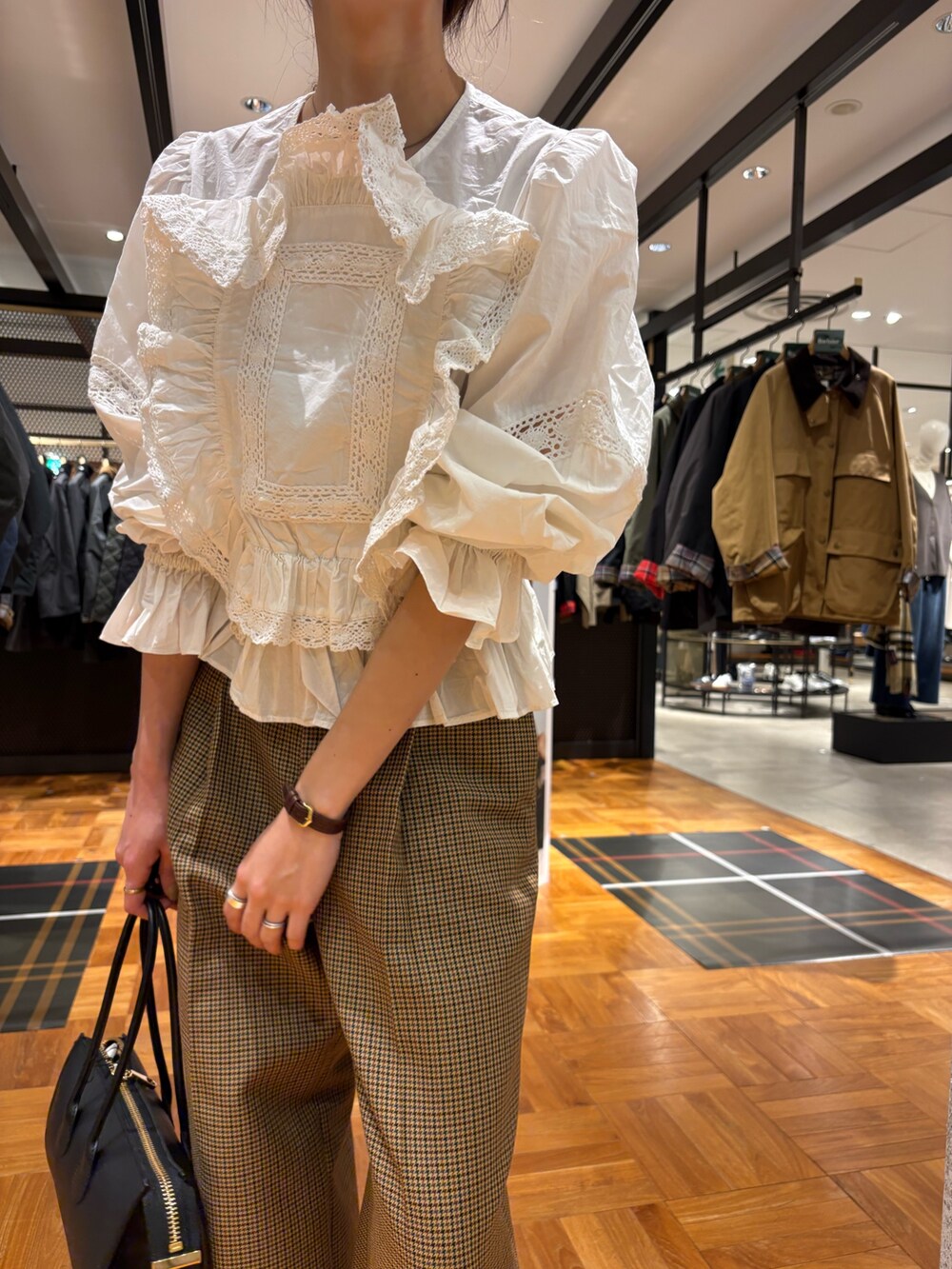 ホワイト系のシャツ/ブラウス、ブラック系のローファー、イエロー系のその他パンツを着用したレディースの秋コーディネートの6枚目の写真