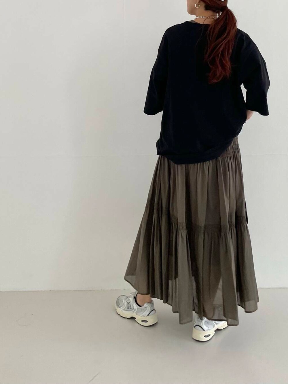 シルバー系のスニーカー、その他のTシャツ/カットソー、グリーン系のワンピースを着用したレディースの春コーディネートの3枚目の写真