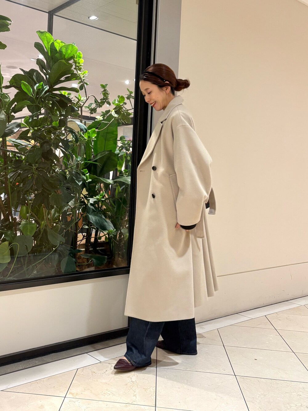 ブラウン系のニット/セーター、ブルー系のデニムパンツ、レッド系のパンプスを着用したレディースの秋コーディネートの6枚目の写真