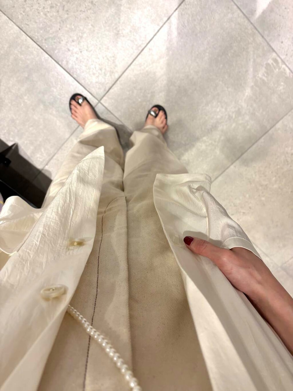 グレー系のTシャツ/カットソー、ホワイト系のその他アウター、ブラック系のヘアゴムを着用したレディースの夏コーディネートの3枚目の写真