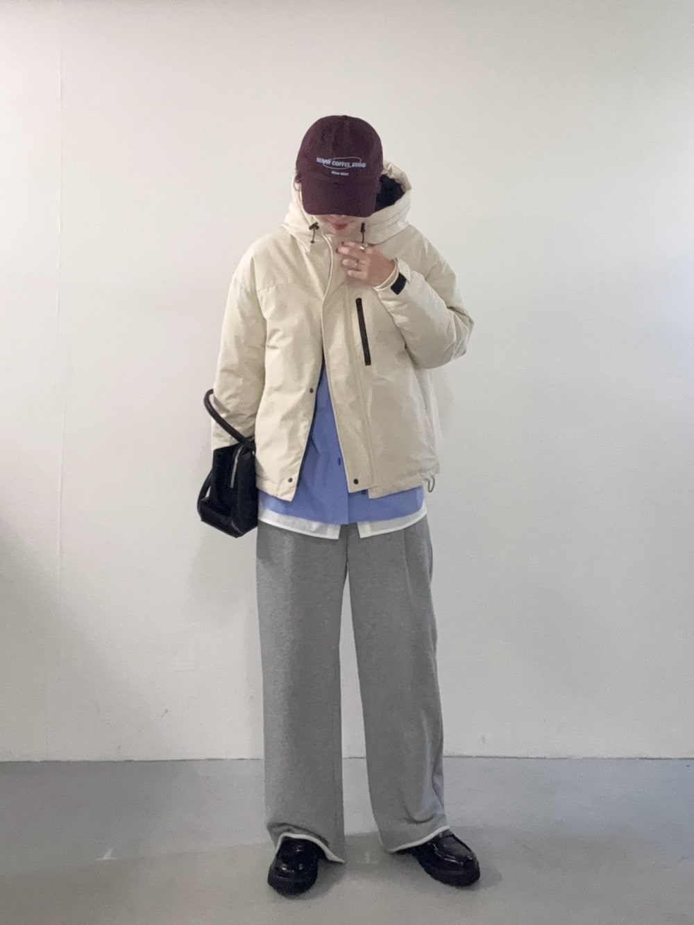 ブルー系のシャツ/ブラウス、グレー系のその他パンツ、ブラック系のローファーを着用したレディースの夏コーディネートの6枚目の写真