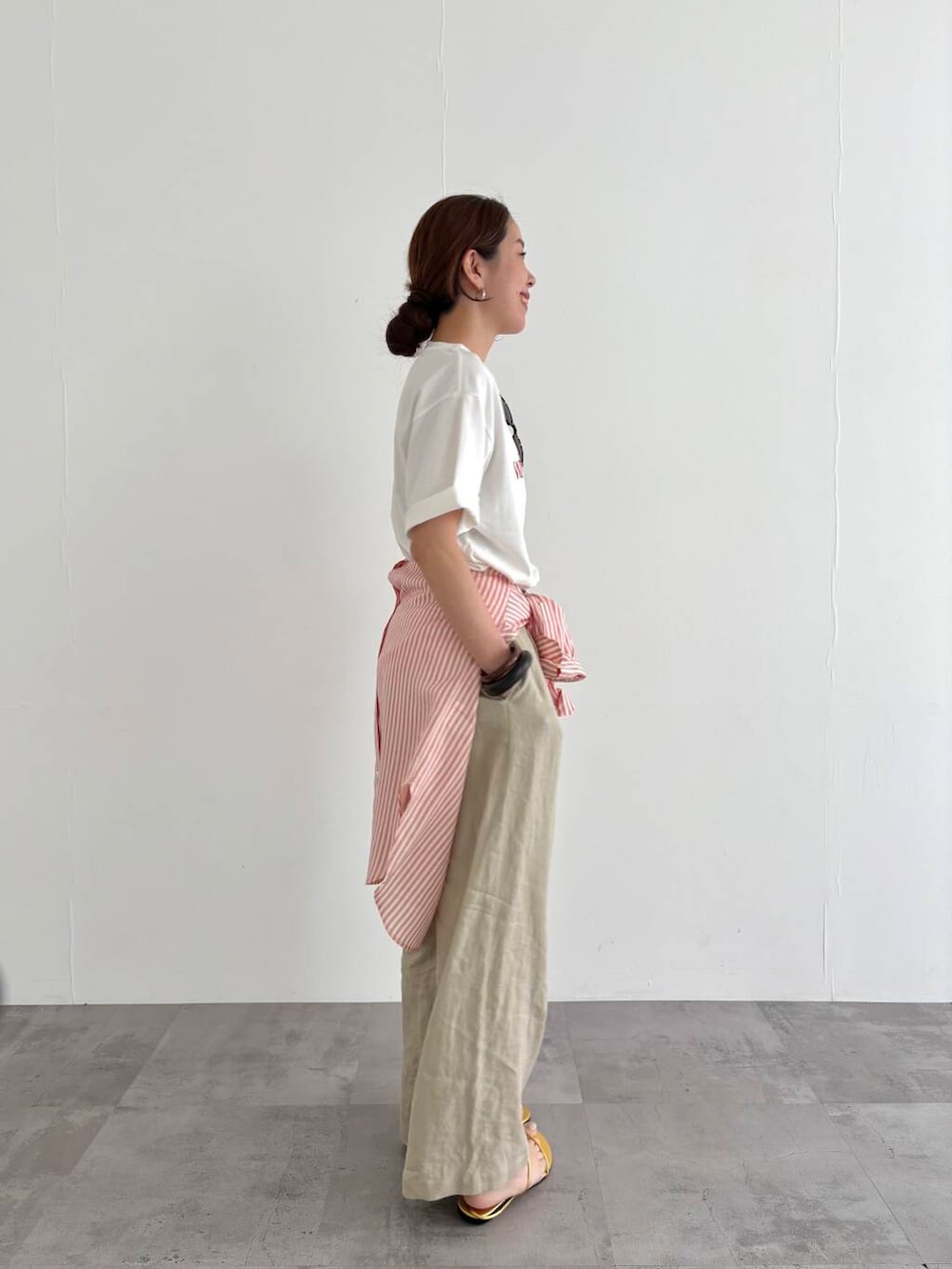 その他のTシャツ/カットソー、ベージュ系のその他パンツ、ゴールド系のサンダルを着用したレディースの春コーディネートの3枚目の写真