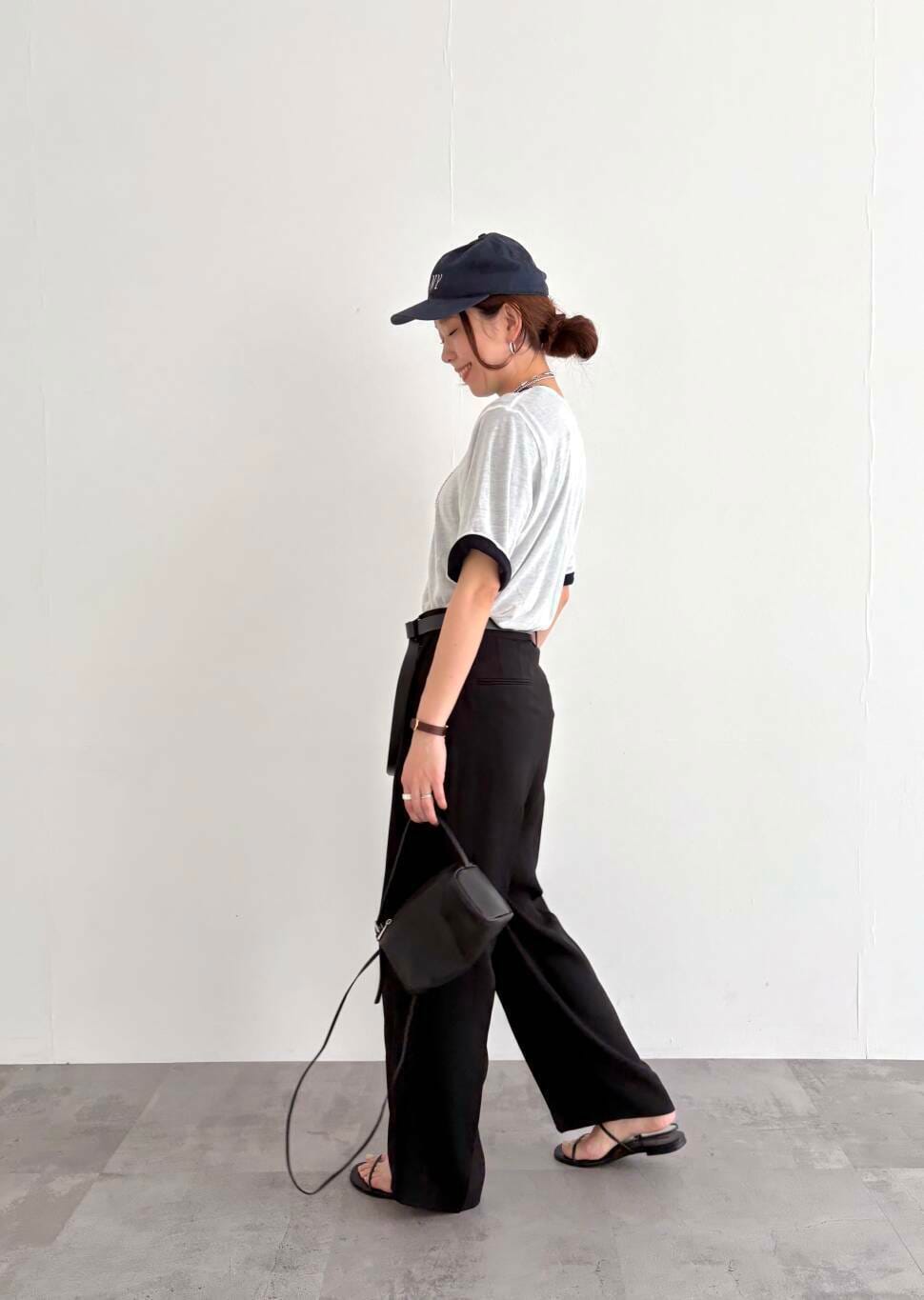 ブラック系のその他パンツ、ホワイト系のTシャツ/カットソー、ブルー系のTシャツ/カットソーを着用したレディースの春コーディネートの3枚目の写真
