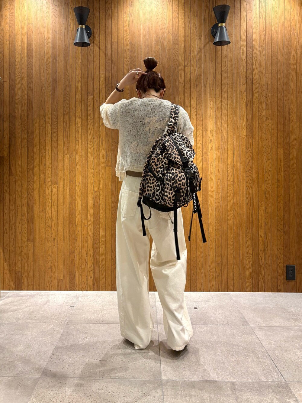 ホワイト系のカーディガン/ボレロ、ブラウン系のTシャツ/カットソー、ホワイト系のその他パンツを着用したレディースの秋コーディネートの5枚目の写真