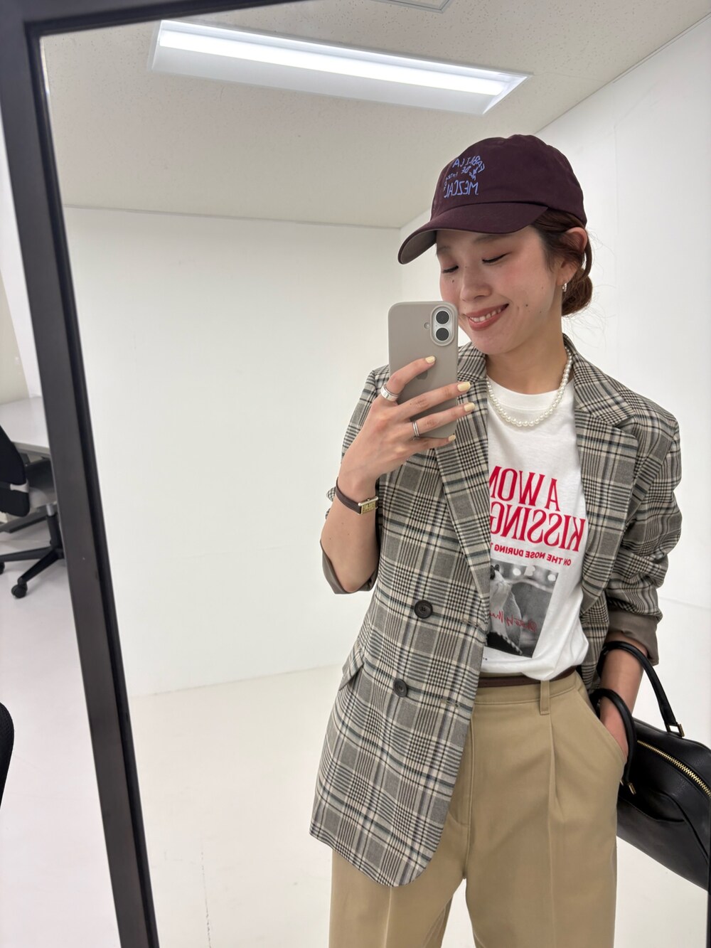 ブラック系のローファー、ホワイト系のTシャツ/カットソー、ベージュ系のその他パンツを着用したレディースの秋コーディネートの9枚目の写真