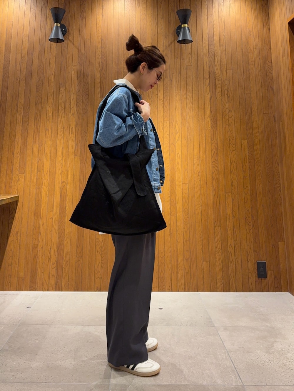 レッド系のニット/セーター、その他のシャツ/ブラウス、グレー系のその他パンツを着用したレディースの冬コーディネートの2枚目の写真