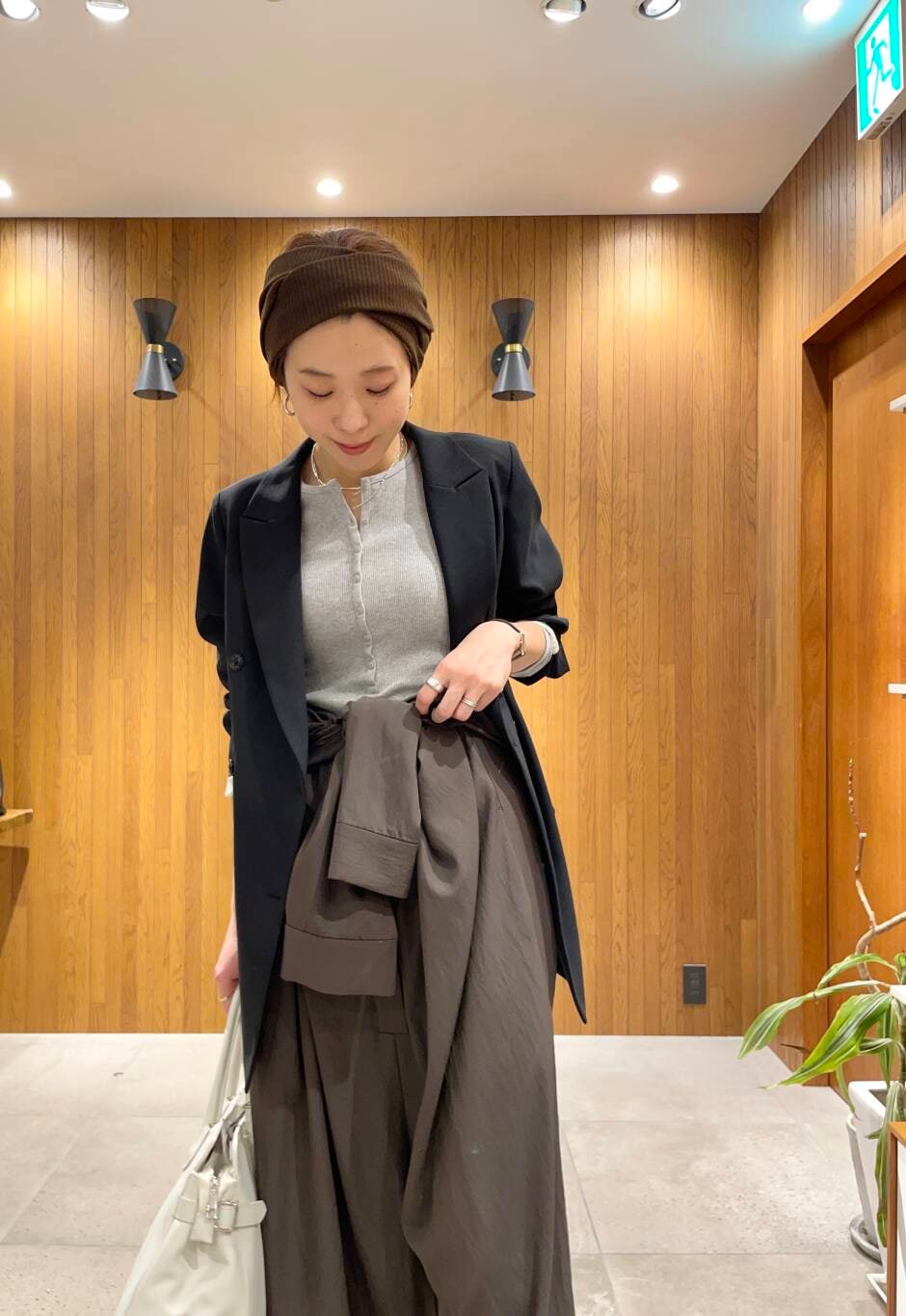 ブラック系のその他アウター、ブラウン系のサロペット/オーバーオール、グレー系のTシャツ/カットソーを着用したレディースの春コーディネートの5枚目の写真
