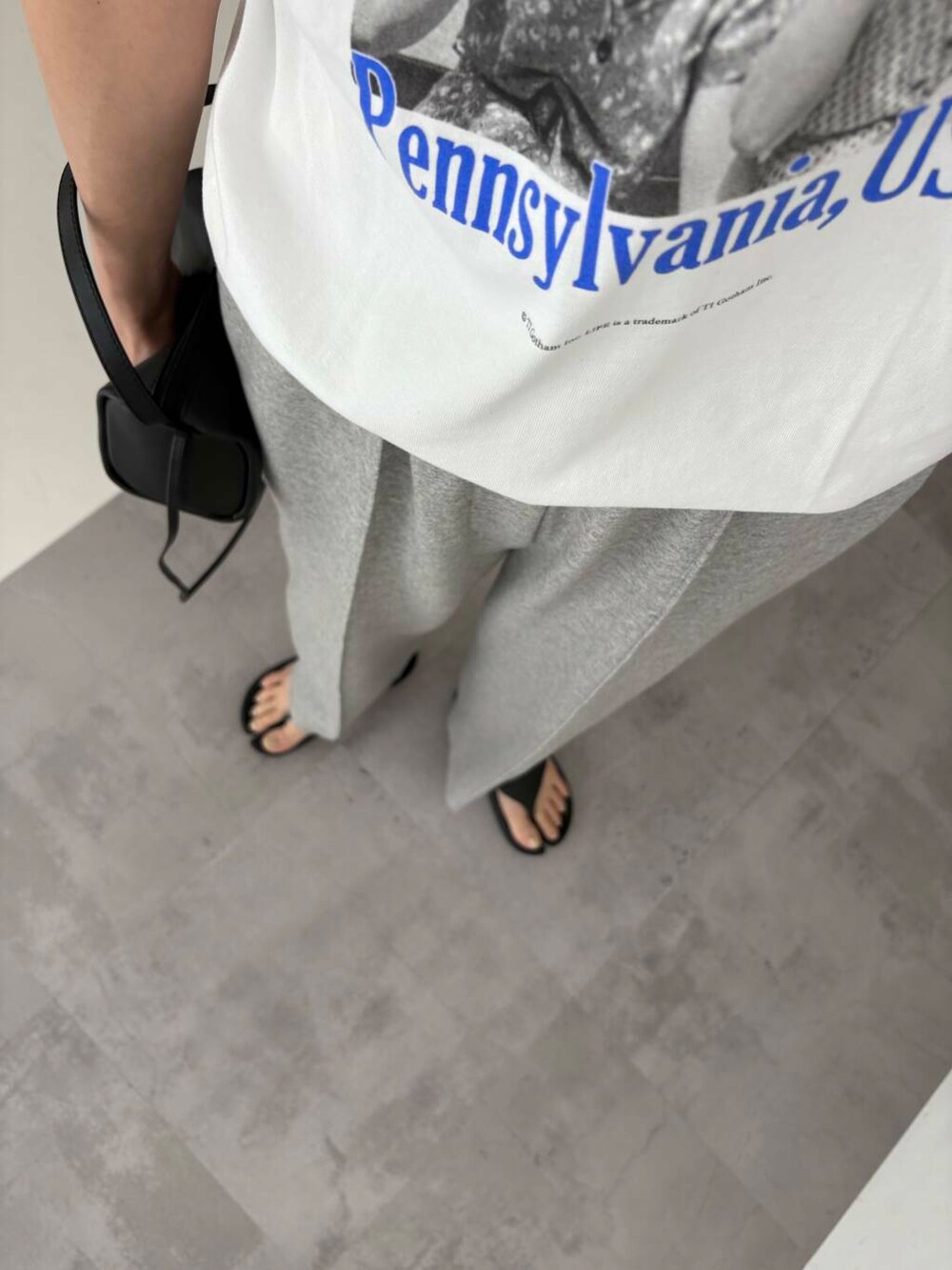 ブラック系のショルダーバッグ、グレー系のその他パンツ、ブラック系のサンダルを着用したレディースの夏コーディネートの6枚目の写真