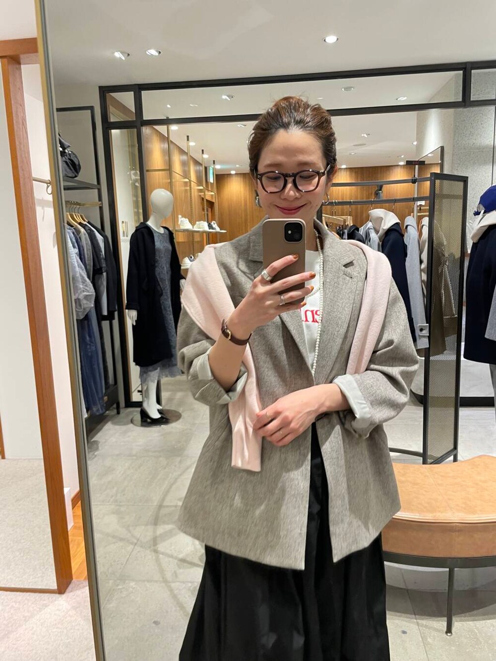 ベージュ系のその他アウター、ブラック系のスカート、ピンク系のチュニックを着用したレディースの冬コーディネートの8枚目の写真