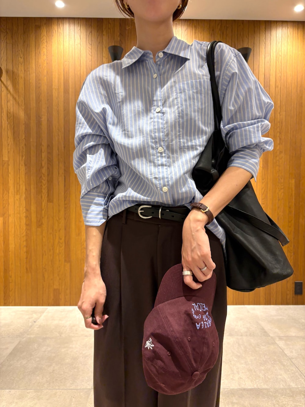 ブラウン系のその他パンツ、ホワイト系のスニーカー、その他のシャツ/ブラウスを着用したレディースの秋コーディネートの6枚目の写真