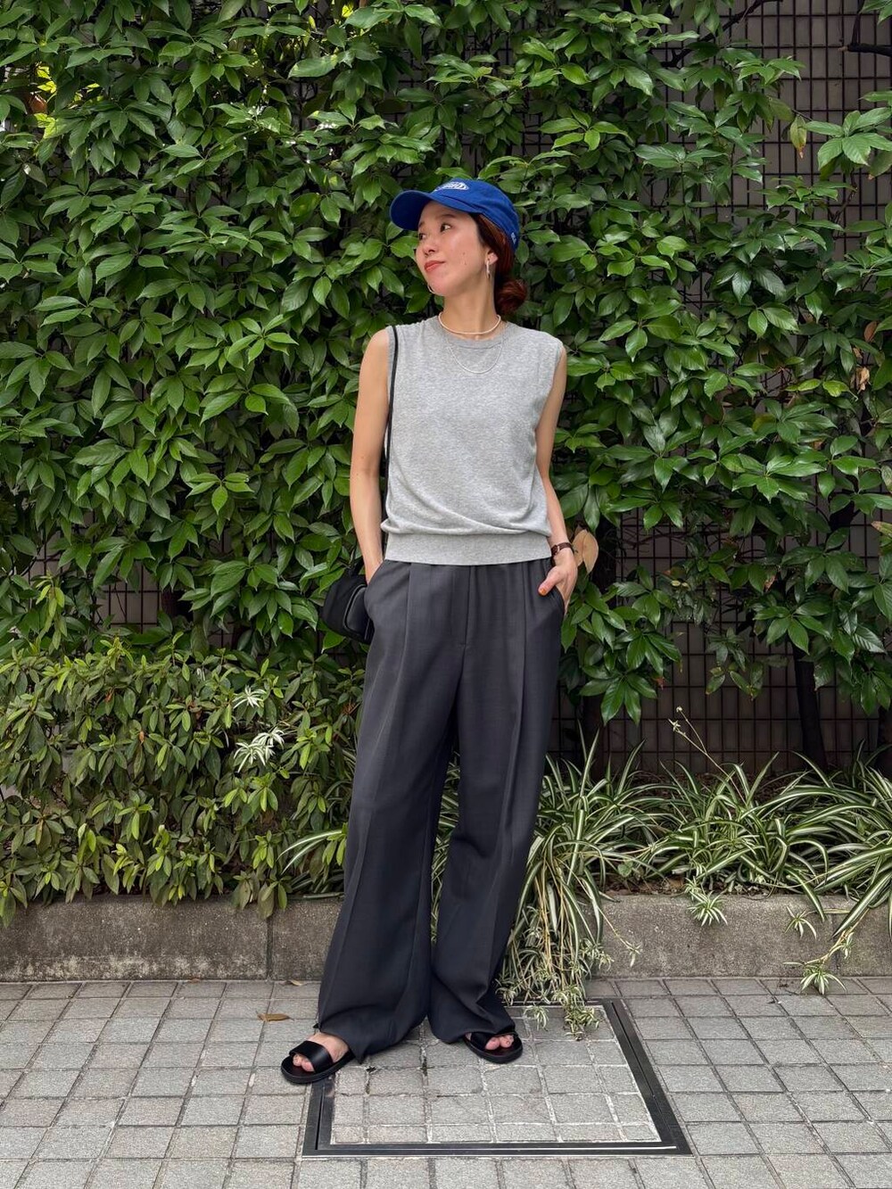 ブラック系のサンダル、グレー系のその他パンツ、ブラック系のショルダーバッグを着用したレディースの夏コーディネートの2枚目の写真