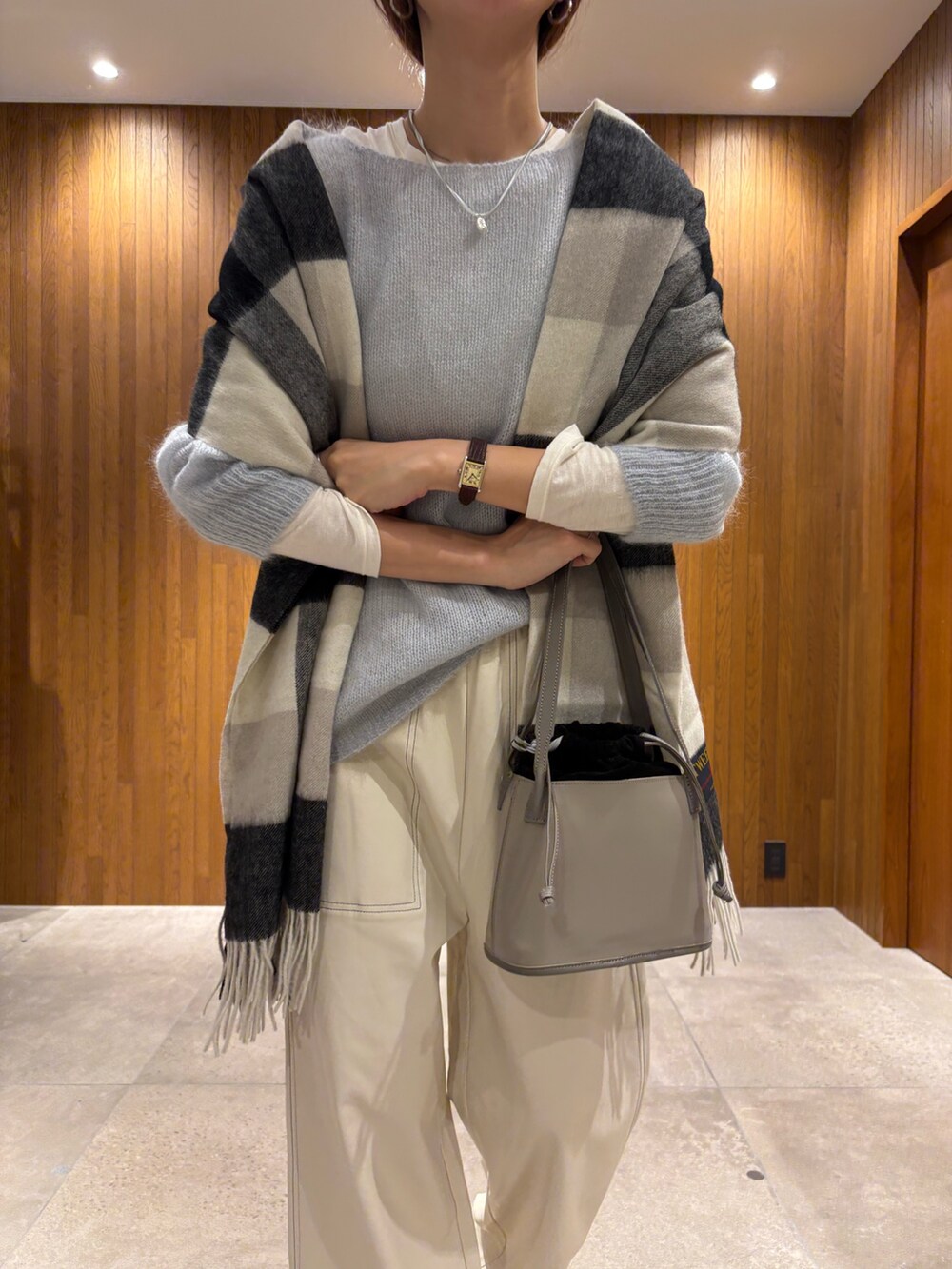 ホワイト系のその他パンツ、グレー系のハンドバッグ、ベージュ系のローファーを着用したレディースの秋コーディネートの3枚目の写真