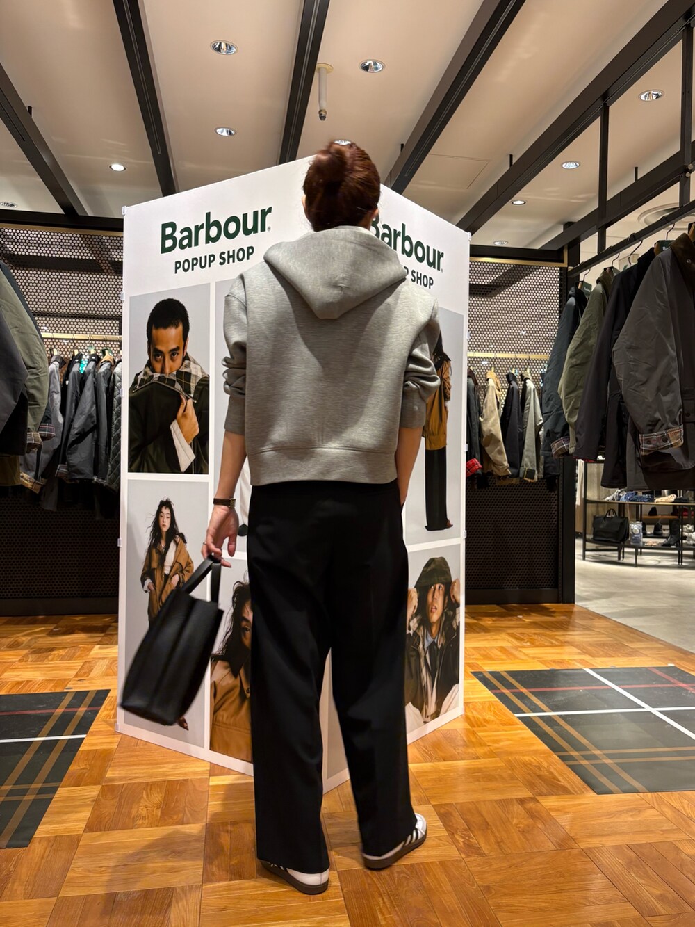 ブラック系のその他パンツ、ホワイト系のスニーカー、ブラック系のトートバッグを着用したレディースの秋コーディネートの5枚目の写真