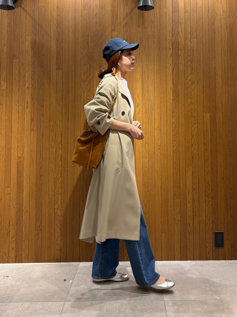 ベージュ系のトレンチコート、レッド系のTシャツ/カットソー、ホワイト系のニット/セーターを着用したレディースの春コーディネートの6枚目の写真