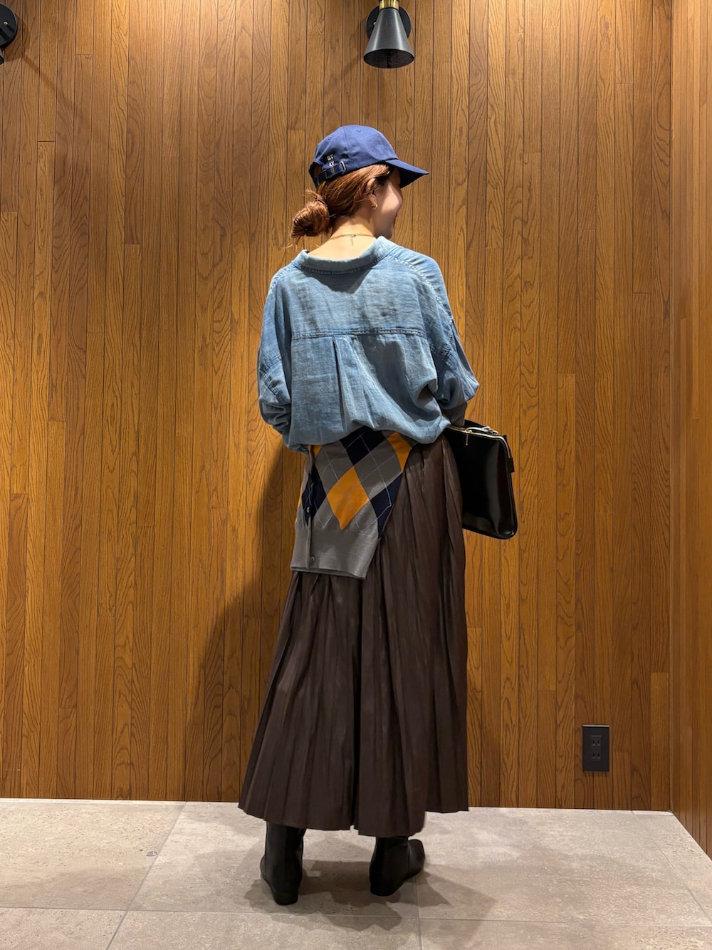 ブルー系のシャツ/ブラウス、グレー系のカーディガン/ボレロ、ブラウン系のスカートを着用したレディースの秋コーディネートの4枚目の写真