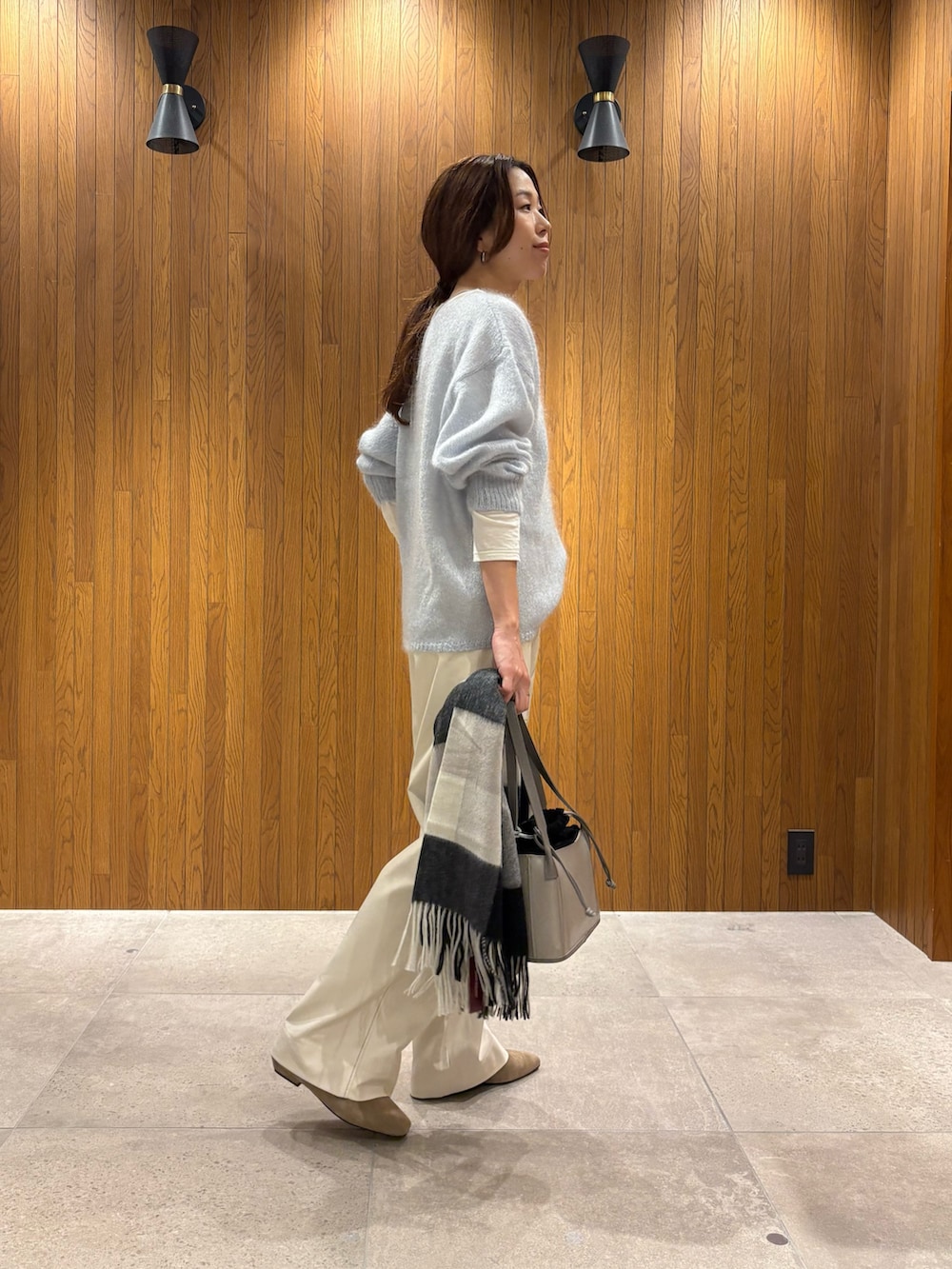 ホワイト系のその他パンツ、グレー系のハンドバッグ、ベージュ系のローファーを着用したレディースの秋コーディネートの5枚目の写真