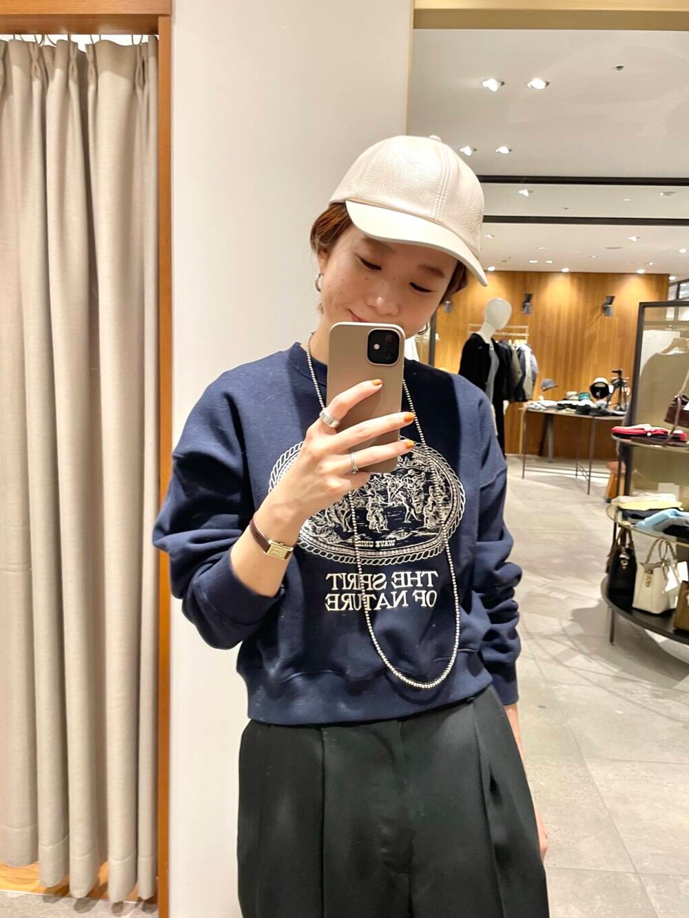 ブラック系のその他パンツ、ブルー系のスウェット、ホワイト系のスニーカーを着用したレディースの冬コーディネートの2枚目の写真