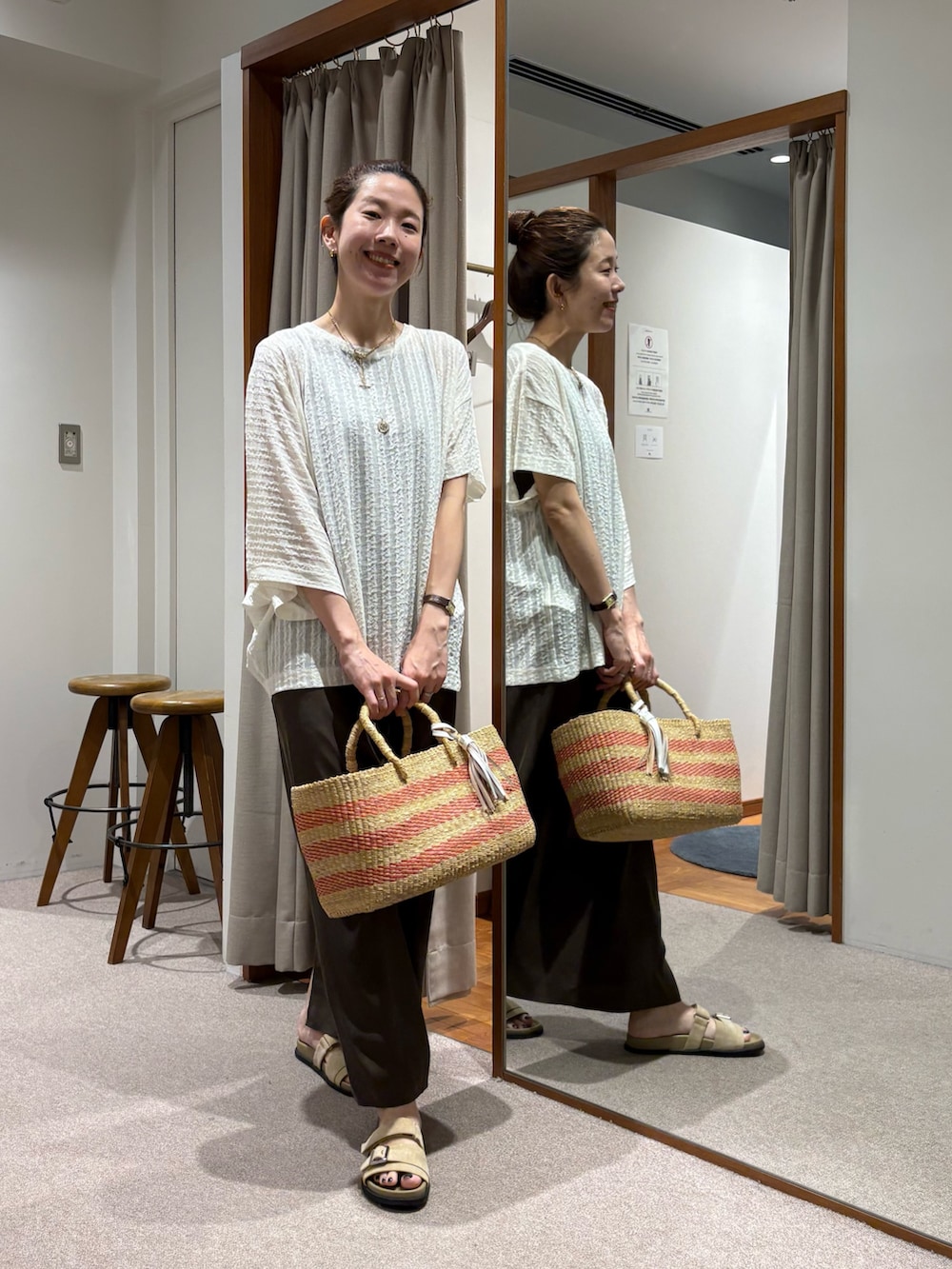 ブラウン系のワンピース、ホワイト系のTシャツ/カットソー、ベージュ系のかごバッグを着用したレディースの夏コーディネートの5枚目の写真