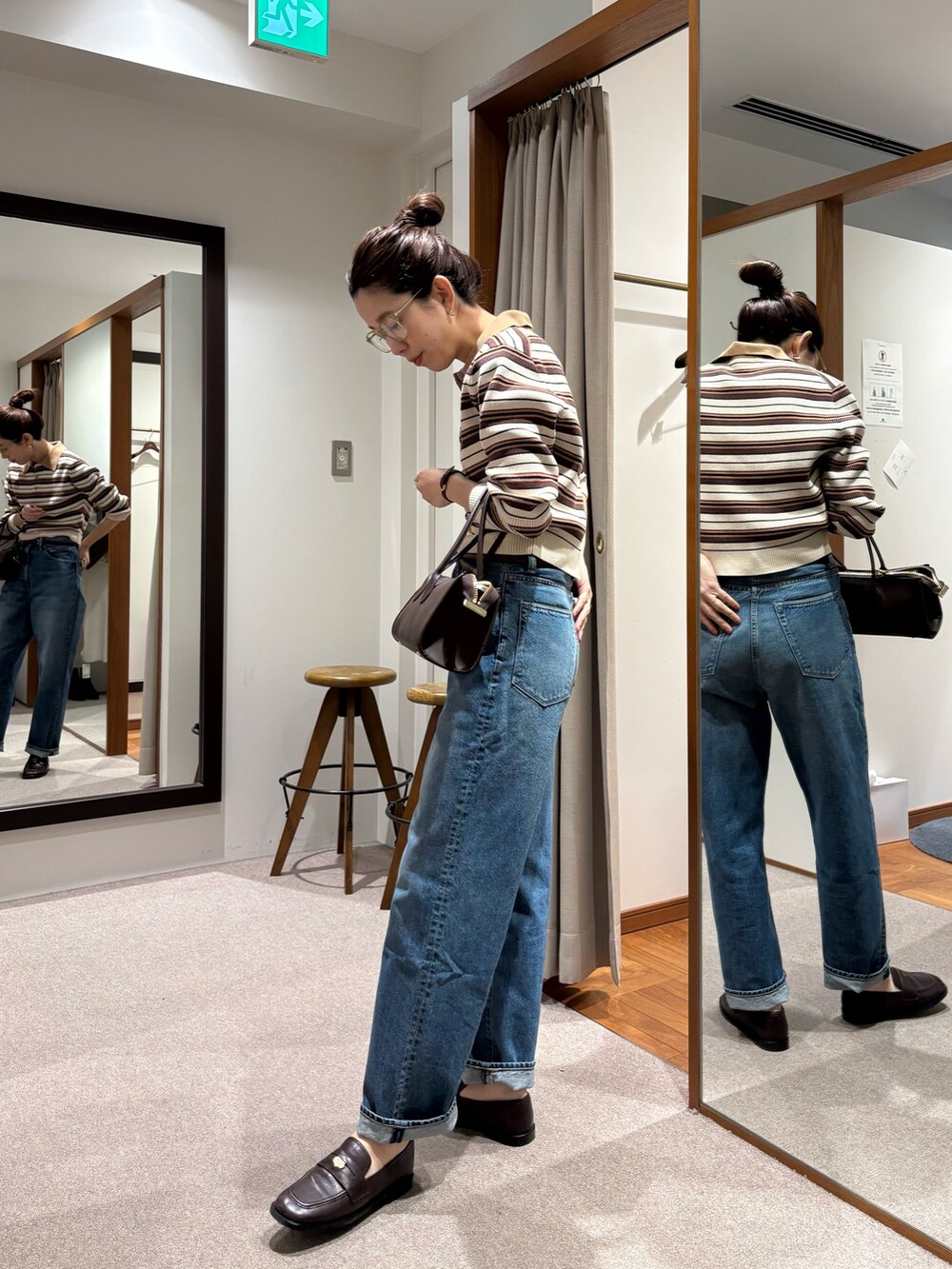 その他のニット/セーター、ブルー系のデニムパンツ、ブラウン系のローファーを着用したレディースの冬コーディネートの7枚目の写真