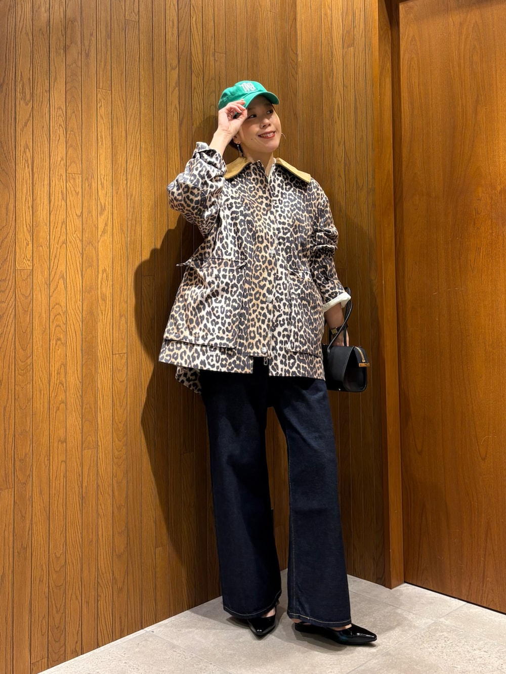 その他のテーラードジャケット、ブルー系のデニムパンツ、ブラック系のパンプスを着用したレディースの冬コーディネートの6枚目の写真