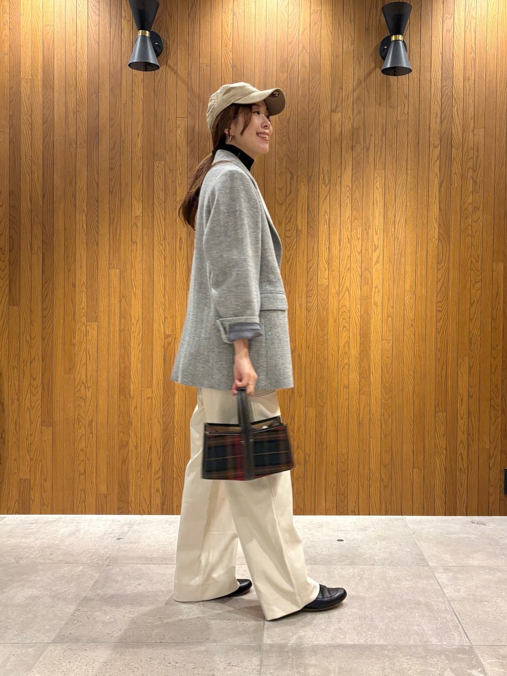 グリーン系のその他アウター、ホワイト系のその他パンツ、その他のハンドバッグを着用したレディースの秋コーディネートの5枚目の写真