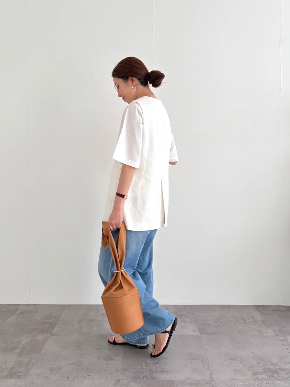 「デニム、メガネ、Tシャツ、ベスト、イージーパンツ、サンダル、newarrival、休日スタイル、30代、ジレ、高身長、ナチュラル×イエベ秋、アーバリサーチ、初夏パンツ」｜「URBAN RESEARCHの綿麻デニムイージーパンツ（デニムパンツ、ブルー系）」を使った、 ai167さん（レディース・167cm）の春コーディネートの3枚目の写真