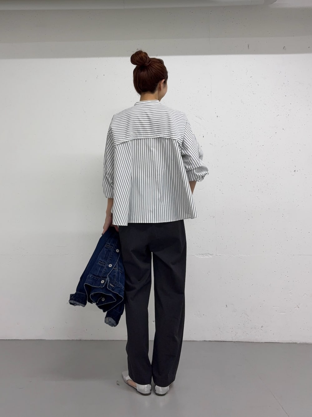 ホワイト系のシャツ/ブラウス、シルバー系のパンプス、ブルー系のデニムジャケットを着用したレディースの夏コーディネートの8枚目の写真