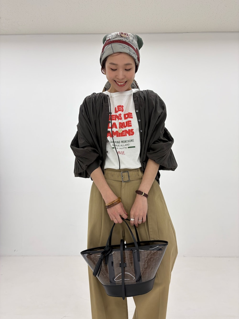 ベージュ系のその他パンツ、ブラウン系のシャツ/ブラウスを着用したレディースの春コーディネートの8枚目の写真