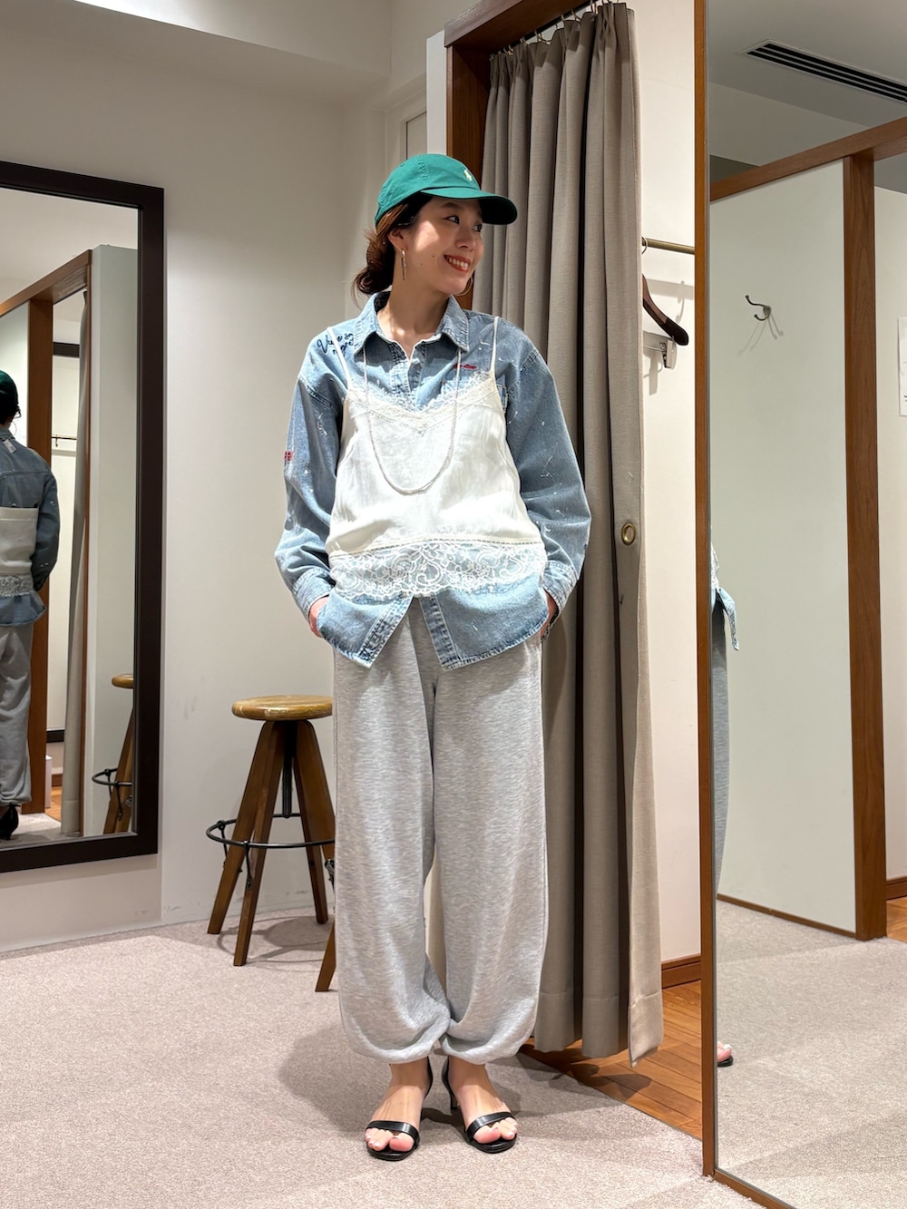 ブラック系のその他アウター、ブルー系のシャツ/ブラウス、グレー系のスウェットパンツを着用したレディースの春コーディネートの9枚目の写真