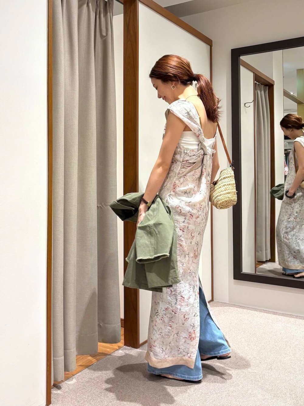 ホワイト系のキャミソール、その他のワンピース、ブルー系のデニムパンツを着用したレディースの夏コーディネートの2枚目の写真