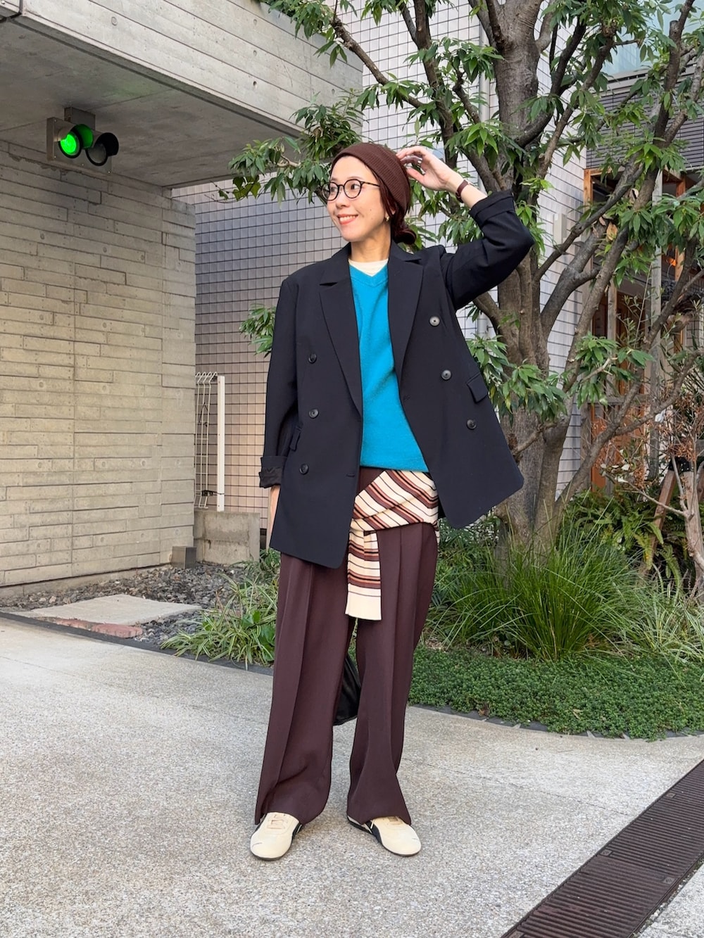 ベージュ系のスニーカー、ベージュ系のスニーカー、ブラウン系のその他パンツを着用したレディースの秋コーディネートの2枚目の写真