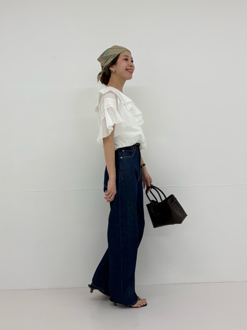 ホワイト系のシャツ/ブラウス、ブルー系のデニムパンツ、ブラウン系のトートバッグを着用したレディースの夏コーディネートの6枚目の写真