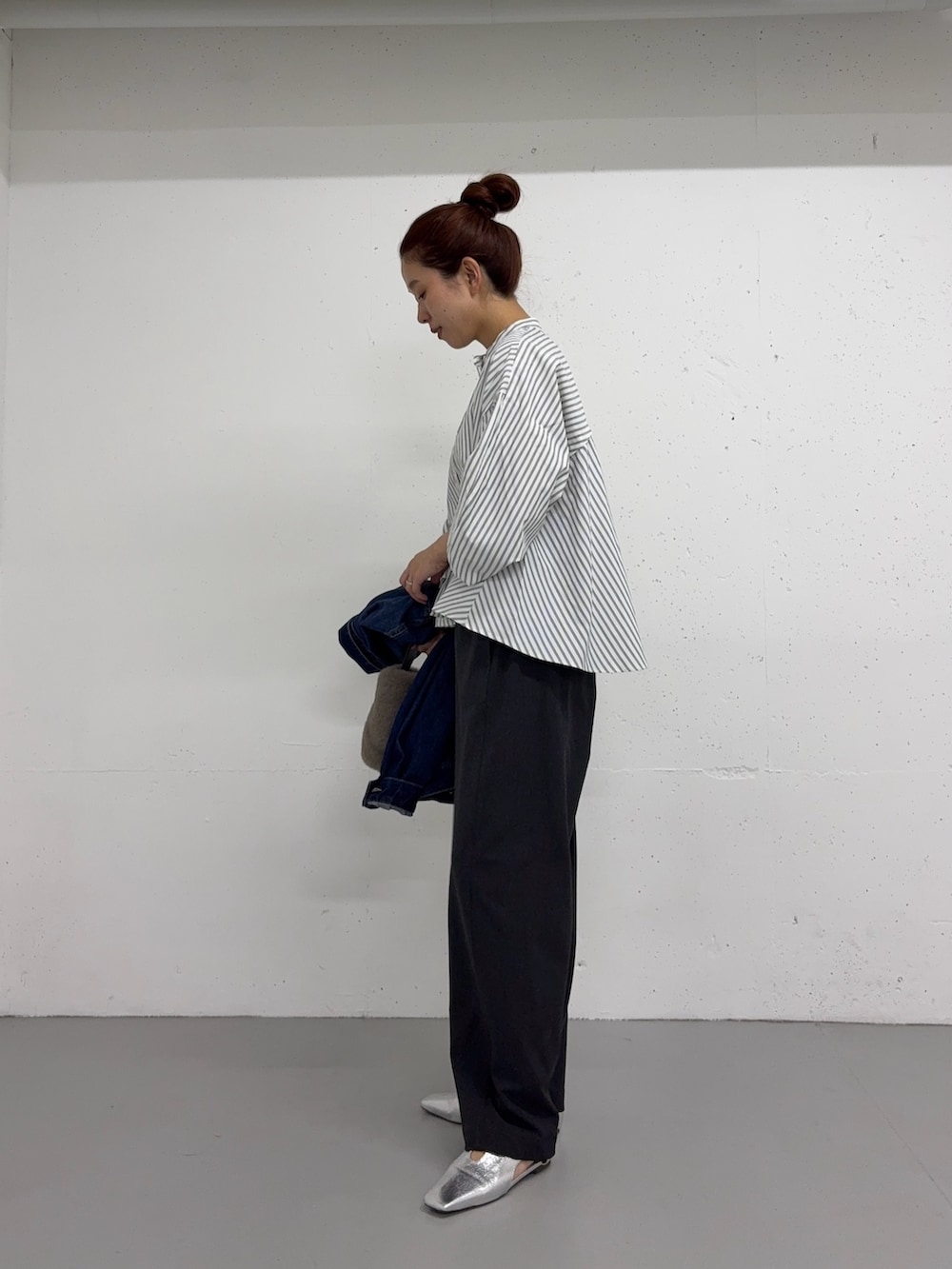 ホワイト系のシャツ/ブラウス、シルバー系のパンプス、ブルー系のデニムジャケットを着用したレディースの夏コーディネートの7枚目の写真