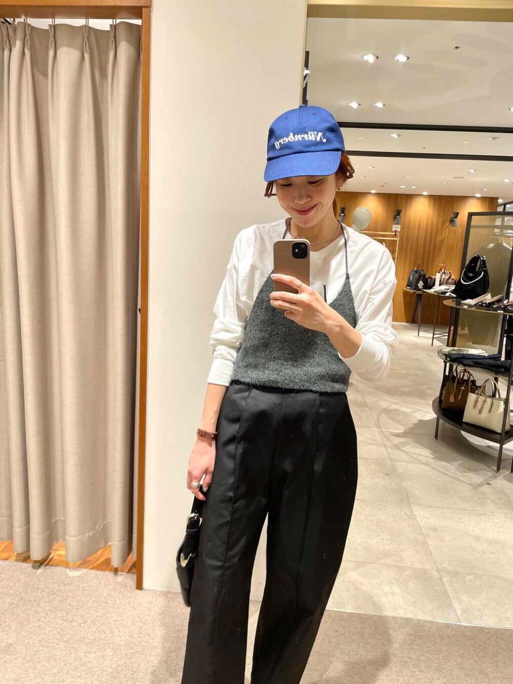 ブラック系のその他パンツ、グレー系のキャミソール、その他のTシャツ/カットソーを着用したレディースの冬コーディネートの4枚目の写真