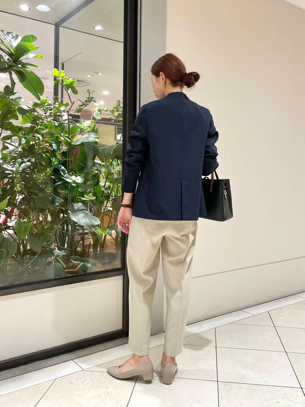 ブラック系のトートバッグ、ベージュ系のパンプス、ホワイト系のシャツ/ブラウスを着用したレディースの冬コーディネートの5枚目の写真