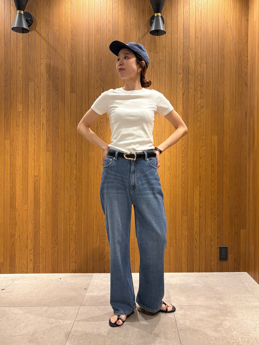 ホワイト系のTシャツ/カットソー、ブルー系のデニムパンツ、ブラック系のハンドバッグを着用したレディースの夏コーディネートの9枚目の写真