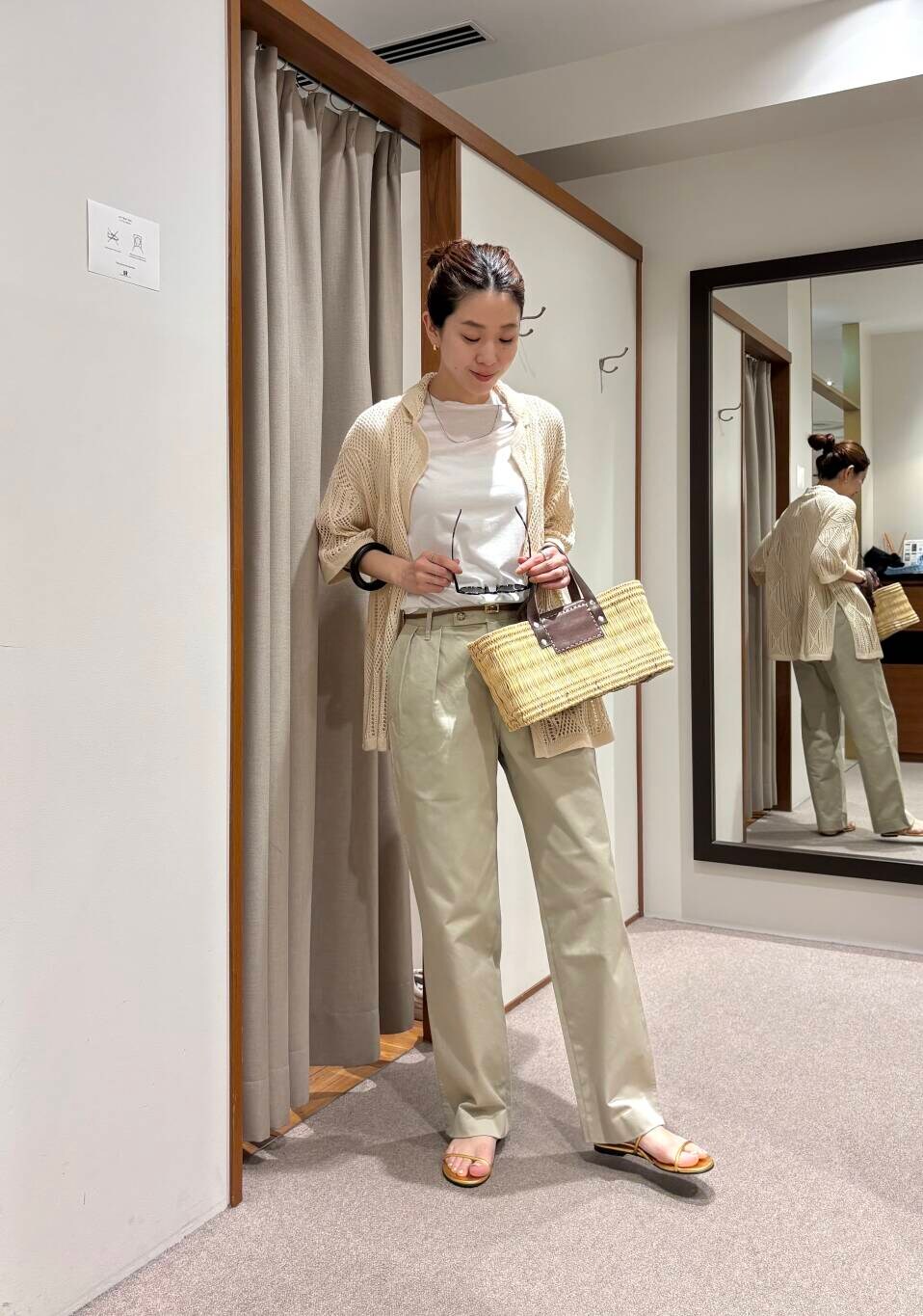 ブラウン系のかごバッグ、ホワイト系のその他アウター、ゴールド系のサンダルを着用したレディースの春コーディネートの5枚目の写真