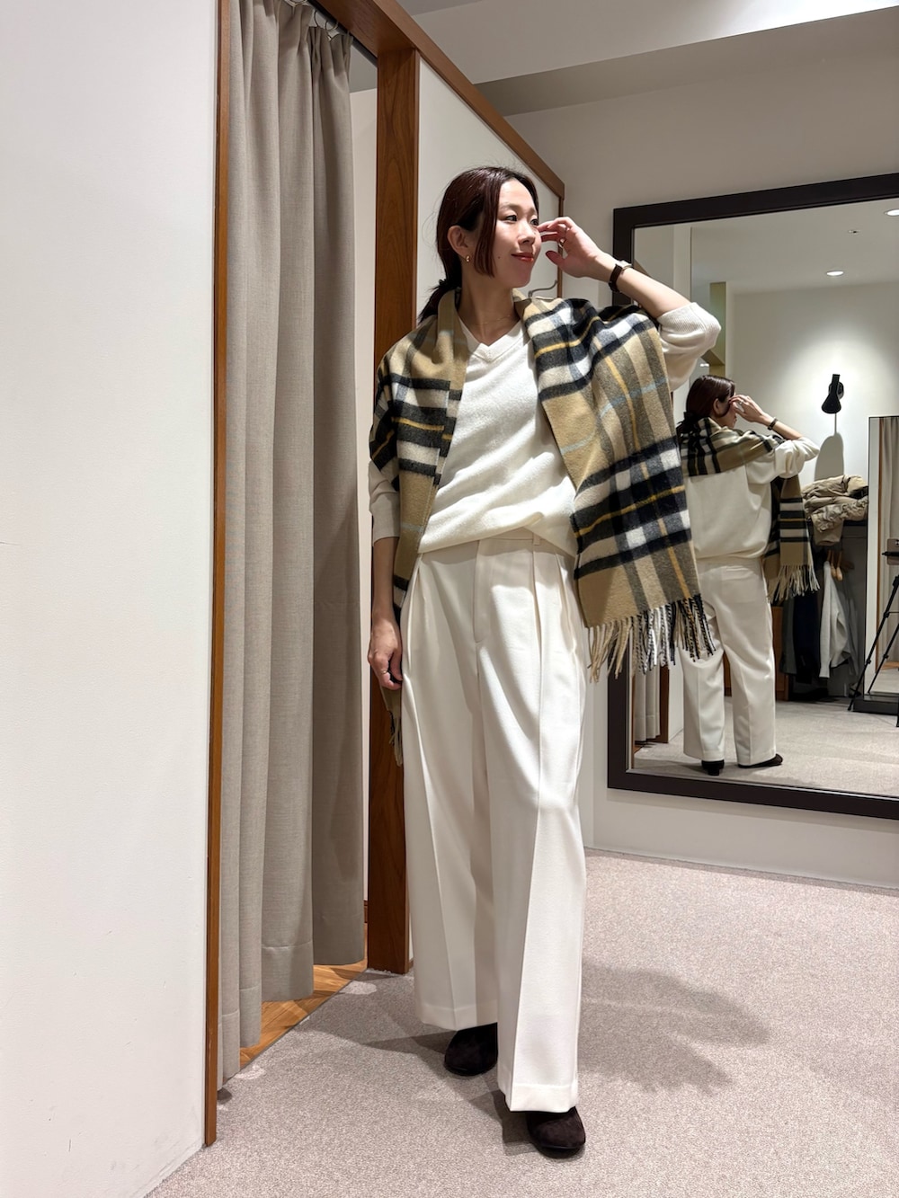 ベージュ系のダウンジャケット/コート、グリーン系のニット/セーター、ホワイト系のその他パンツを着用したレディースの秋コーディネートの7枚目の写真