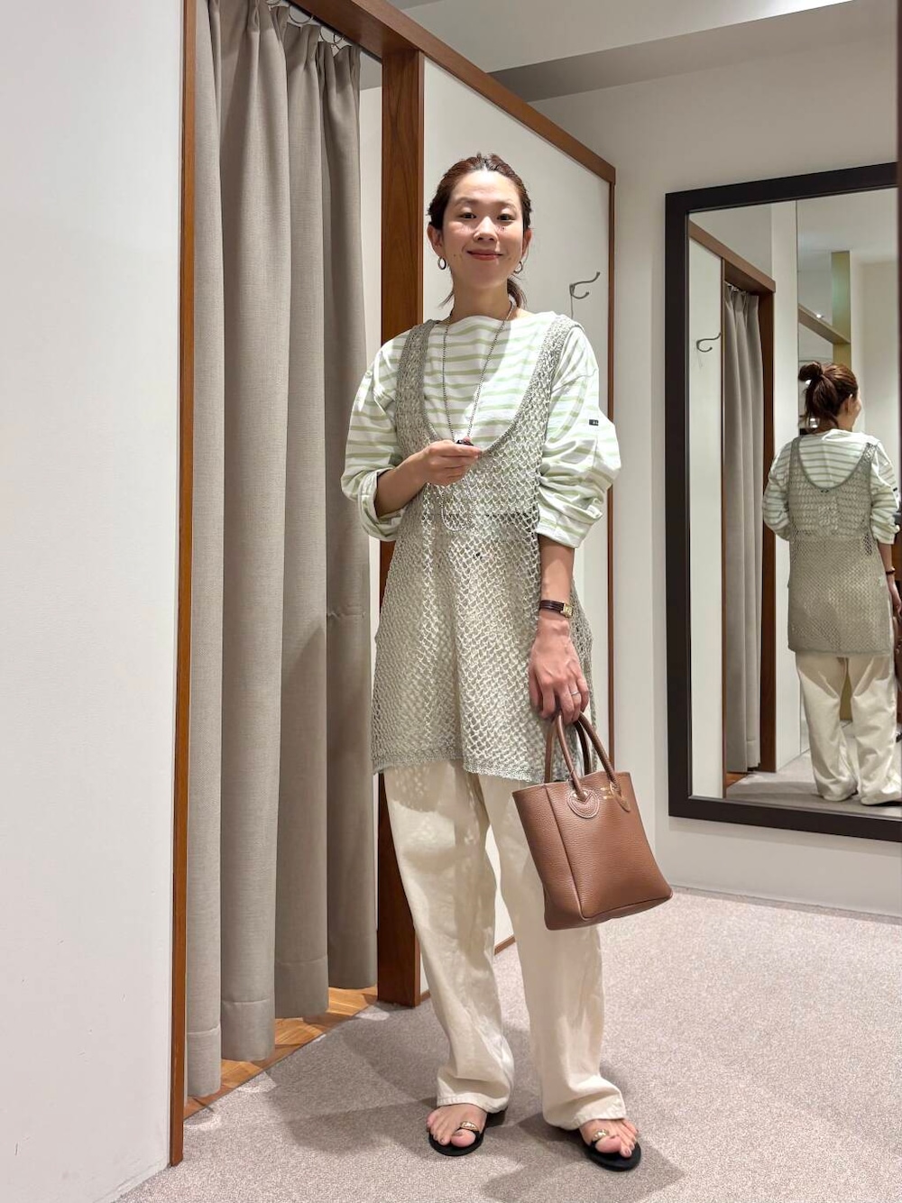 グリーン系のTシャツ/カットソー、グレー系のニット/セーター、ブラック系のサンダルを着用したレディースの夏コーディネートの5枚目の写真