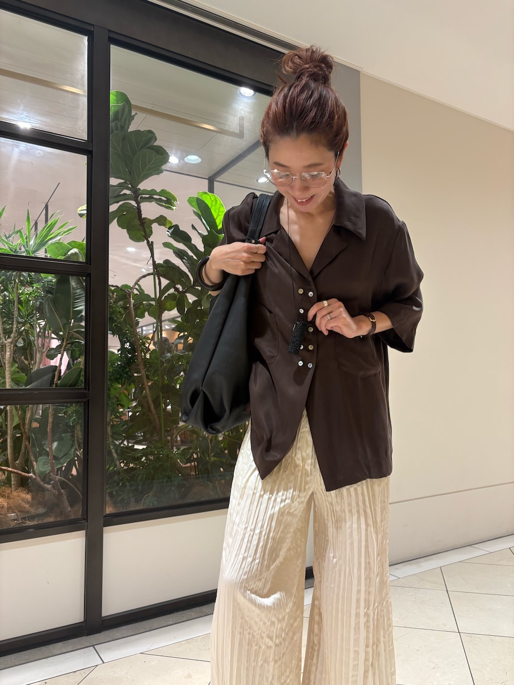 ブラウン系のシャツ/ブラウス、ホワイト系のその他パンツ、ブラウン系のサンダルを着用したレディースの夏コーディネートの5枚目の写真