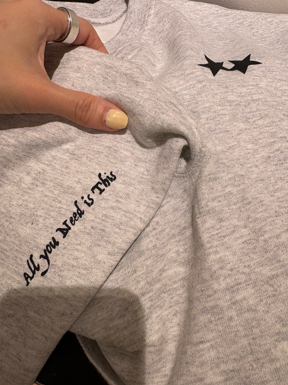 ホワイト系のスカート、ブルー系のデニムジャケット、グレー系のスウェットを着用したレディースの冬コーディネートの8枚目の写真