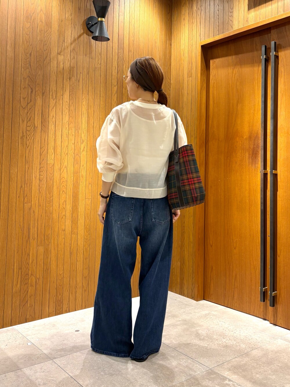 ブルー系のデニムパンツ、その他のショルダーバッグ、ホワイト系のTシャツ/カットソーを着用したレディースの夏コーディネートの4枚目の写真