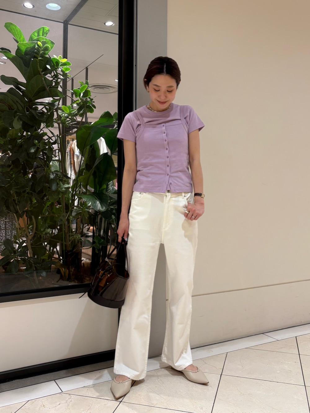 パープル系のTシャツ/カットソー、パープル系のキャミソール、ホワイト系のデニムパンツを着用したレディースの夏コーディネートの5枚目の写真