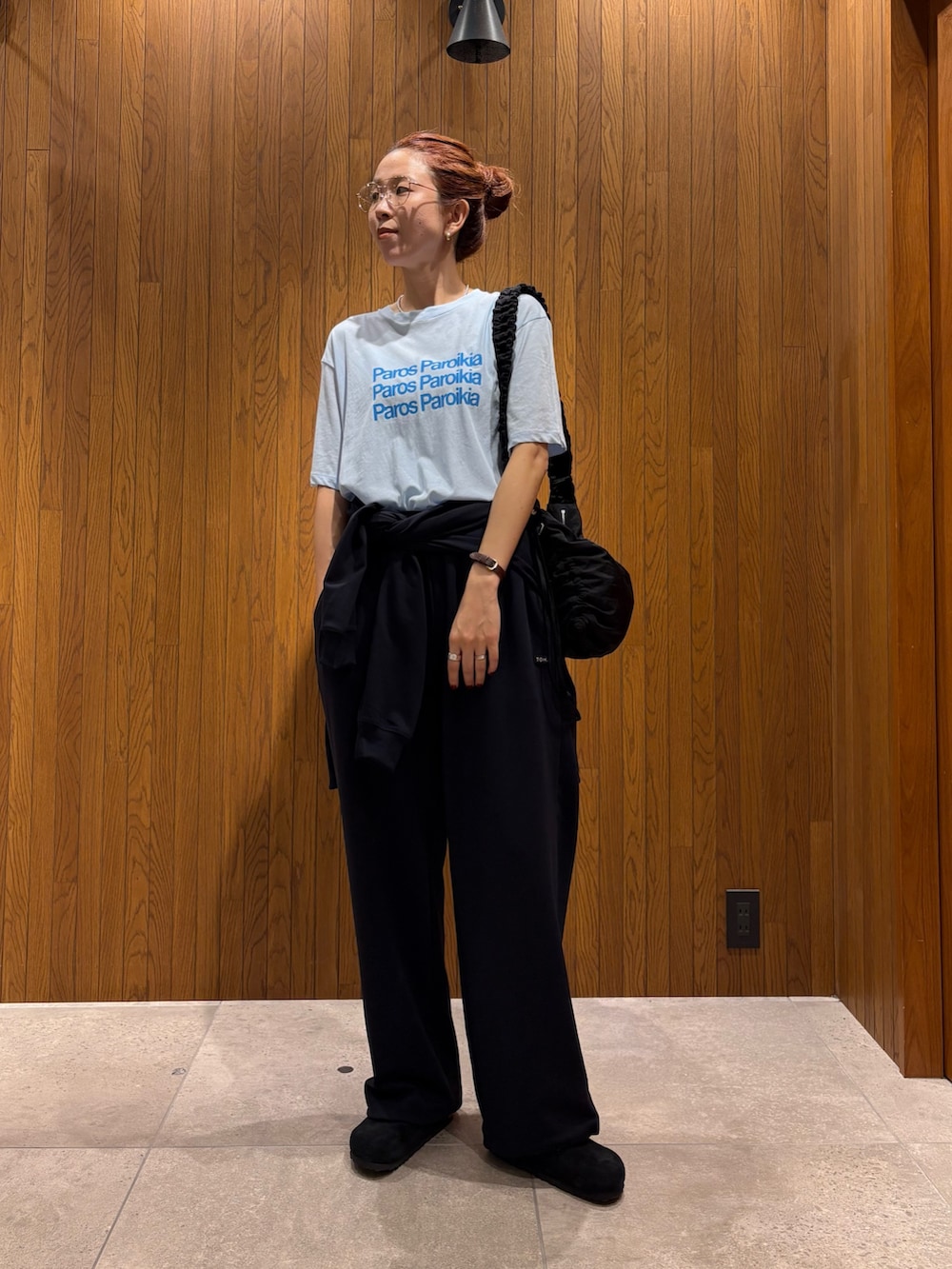 ブラック系のサンダル、ブルー系のTシャツ/カットソー、ブラック系のショルダーバッグを着用したレディースの夏コーディネートの7枚目の写真