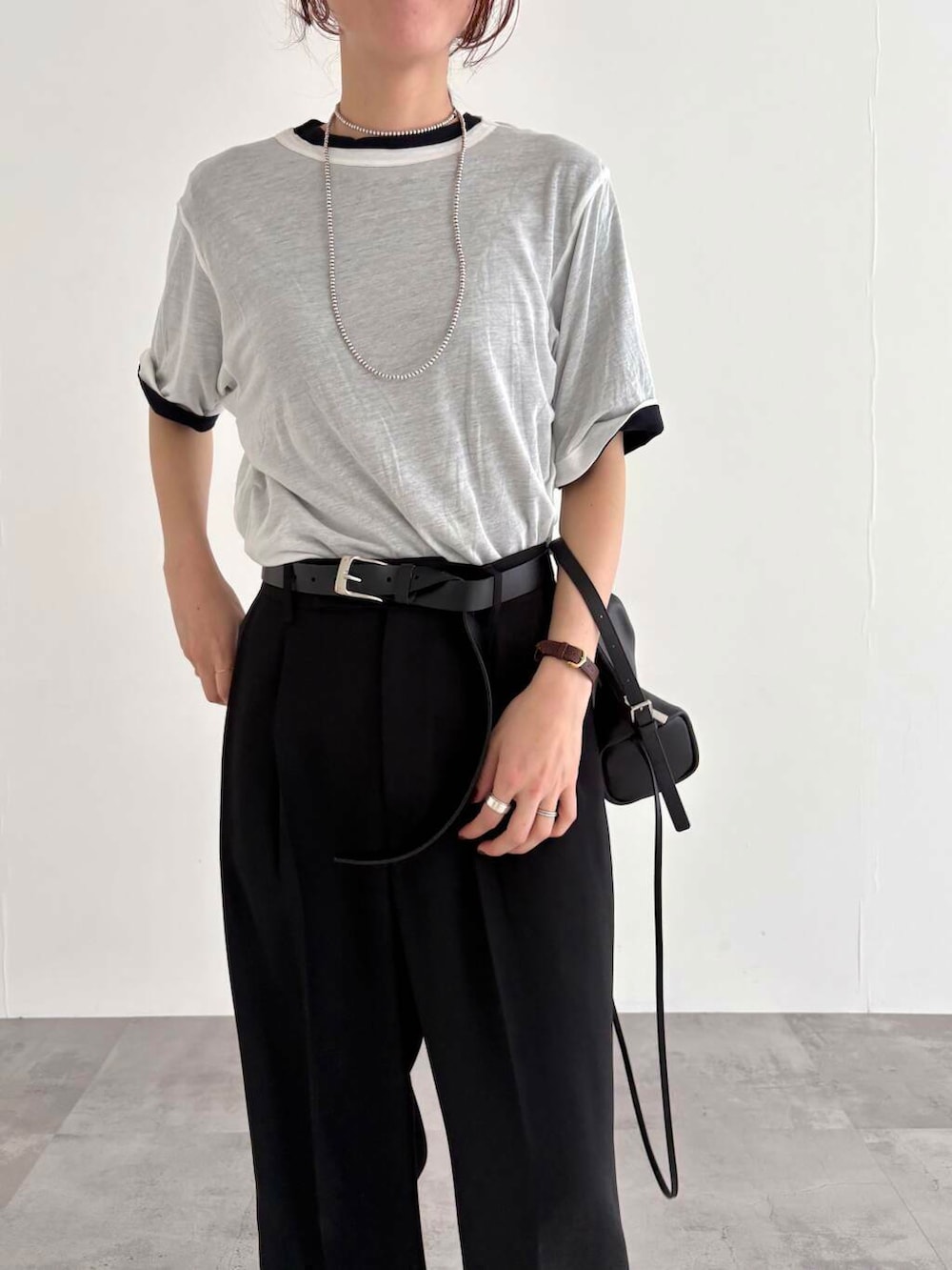 ブラック系のその他パンツ、ホワイト系のTシャツ/カットソー、ブルー系のTシャツ/カットソーを着用したレディースの春コーディネートの5枚目の写真